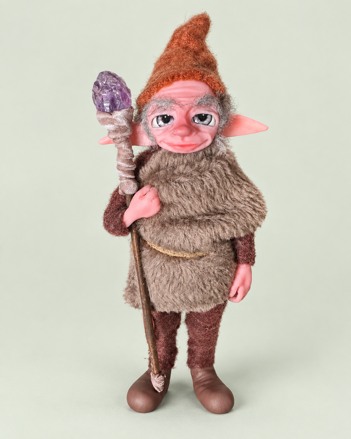 Albin — vista frontal, fondo salvia suave y claro
