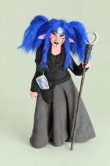 Nerissa — Bruja de frente, fondo salvia suave