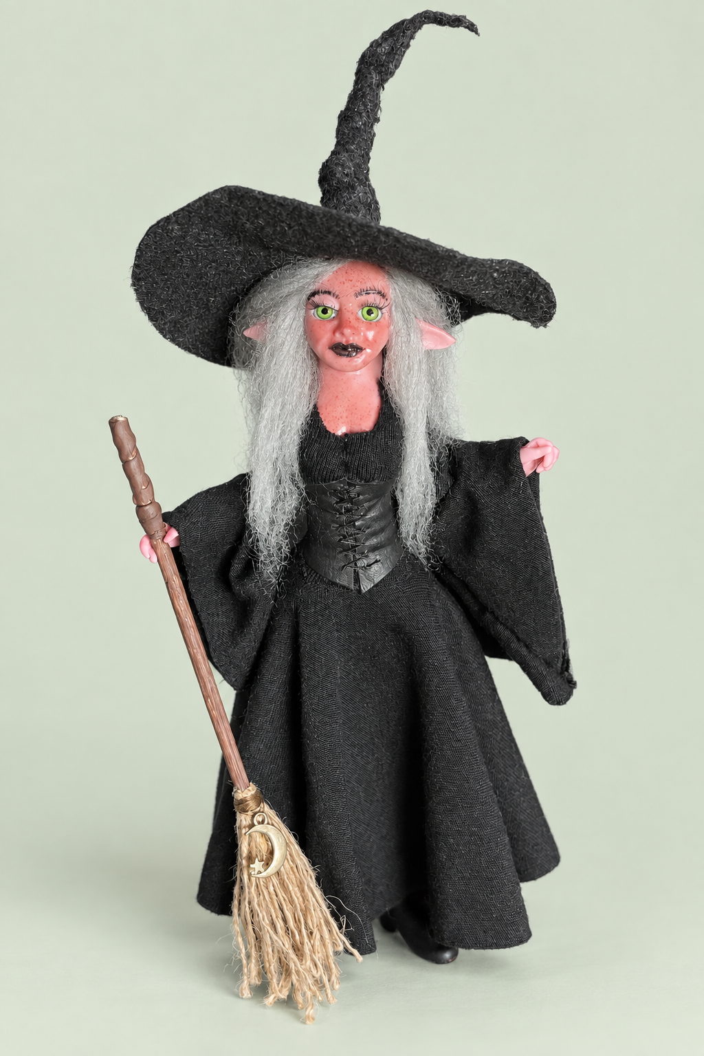 Morwenna — Bruja de frente, fondo salvia suave