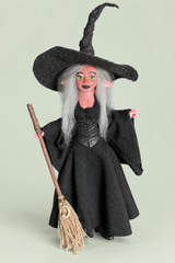 Morwenna — Bruja de frente, fondo salvia suave