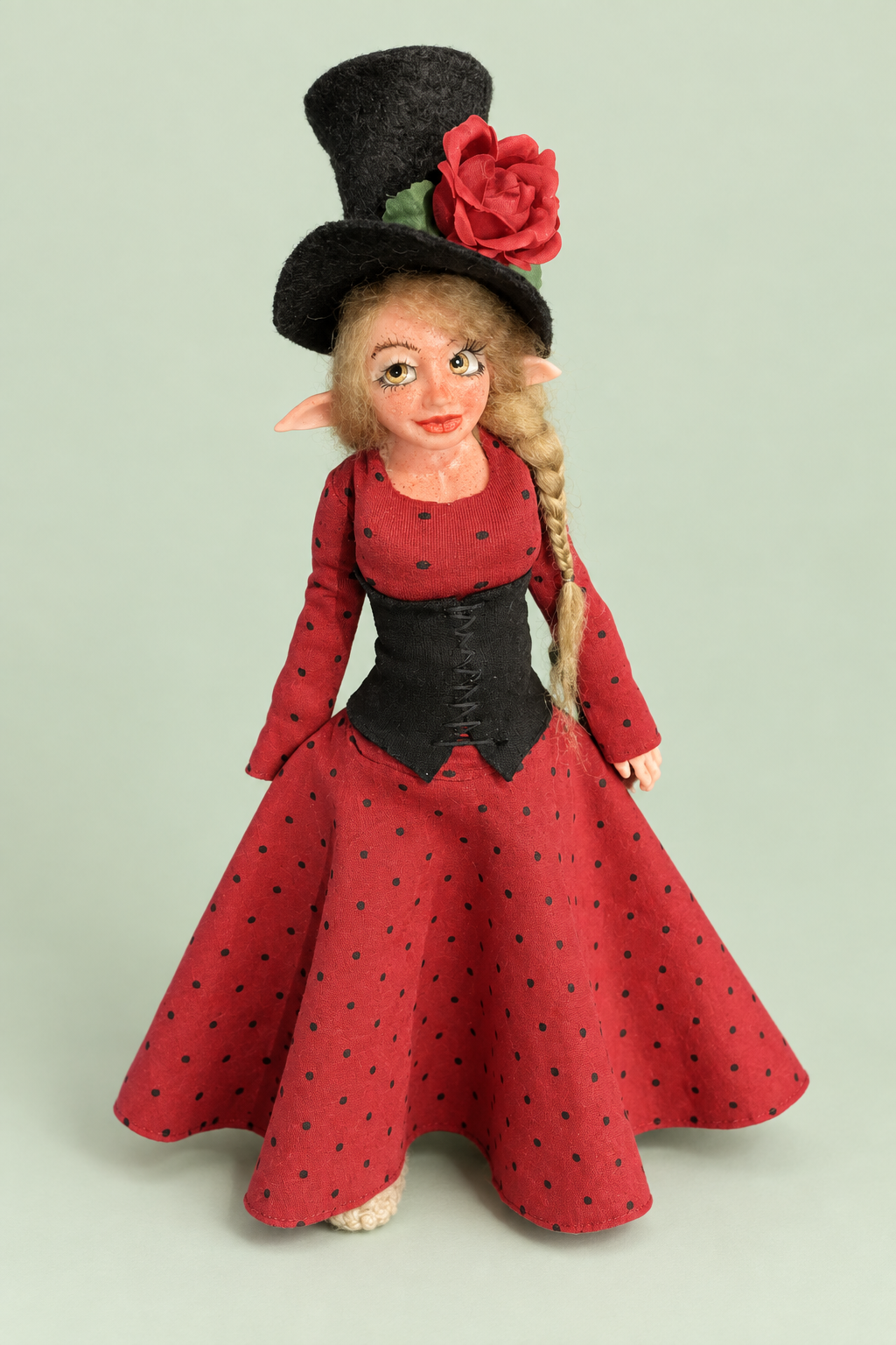 Rosalía — Duende de frente, fondo salvia suave