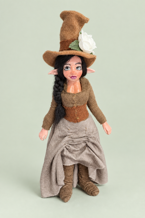 Adela — Duende de frente, fondo salvia suave