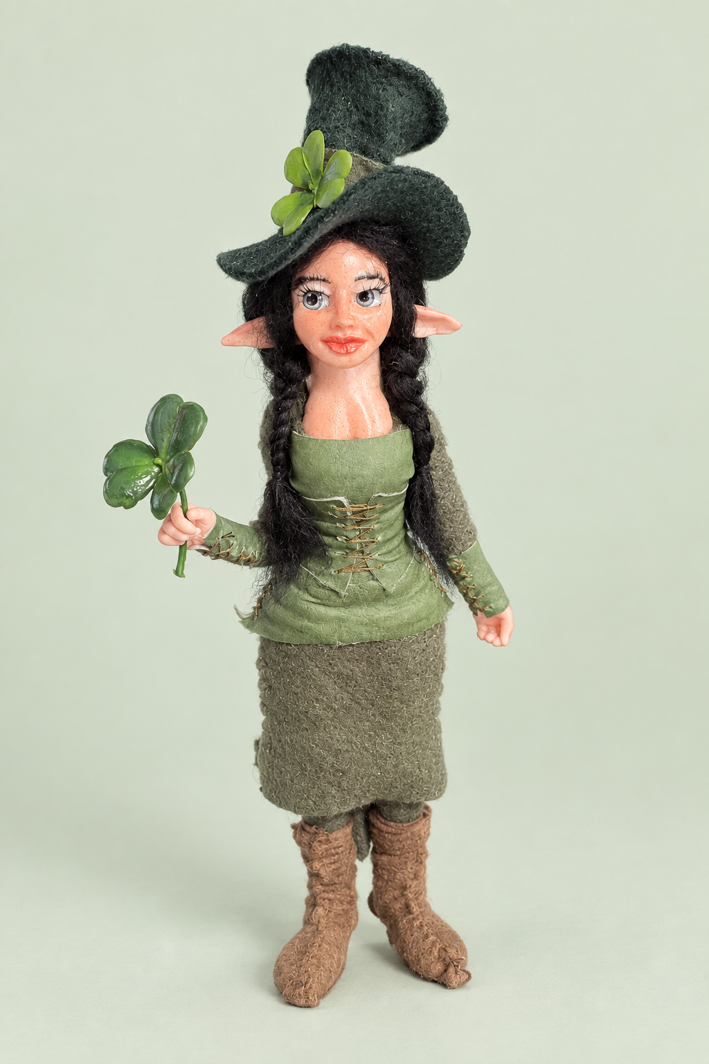 Nessa — Duende de frente, fondo salvia suave
