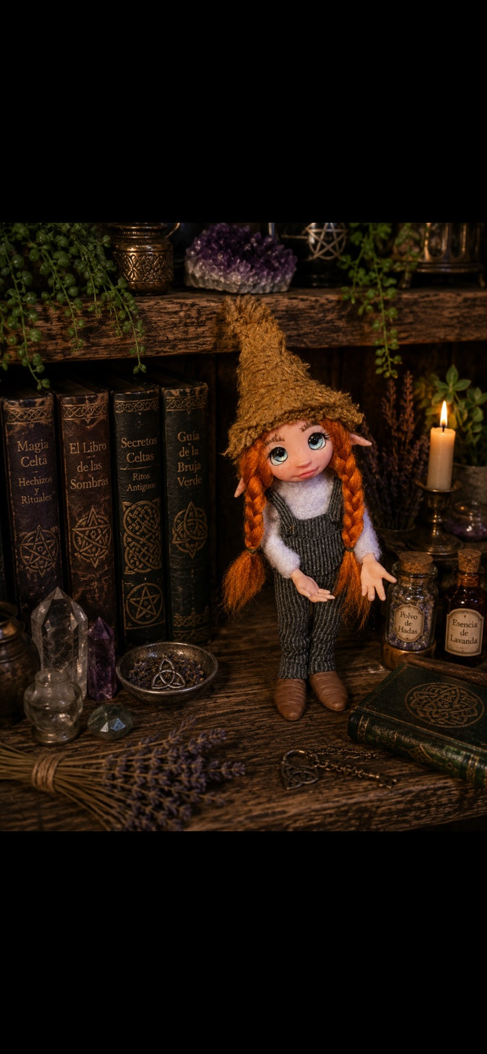 Elarune Pixie artesanal entre libros de magia celta, cristales y lavanda