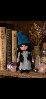 Iselune Pixie artesanal entre libros de botánica, cristales y lavanda