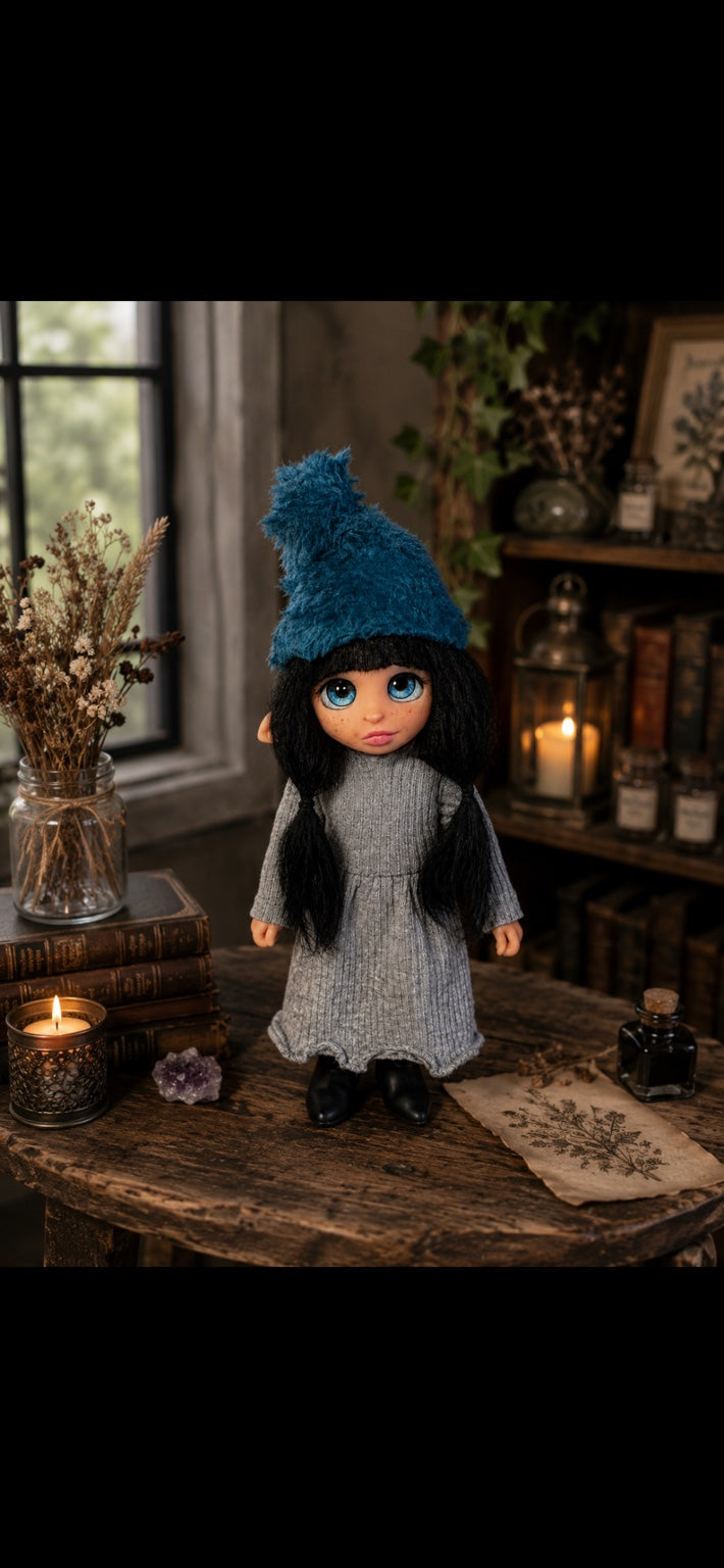 Iselune Pixie artesanal en un ambiente cálido con elementos botánicos, libros y luz de velas