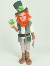 Lenny Leprechaun — frente, sin mano — fondo salvia suave claro