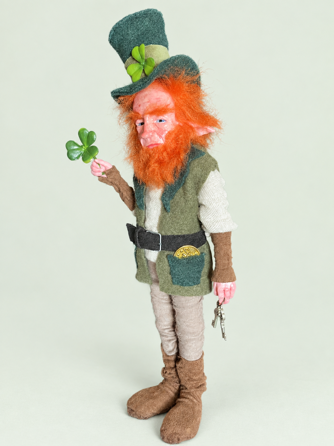 Lenny Leprechaun — lateral 1 — fondo salvia suave claro