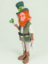 Lenny Leprechaun — lateral 1 — fondo salvia suave claro