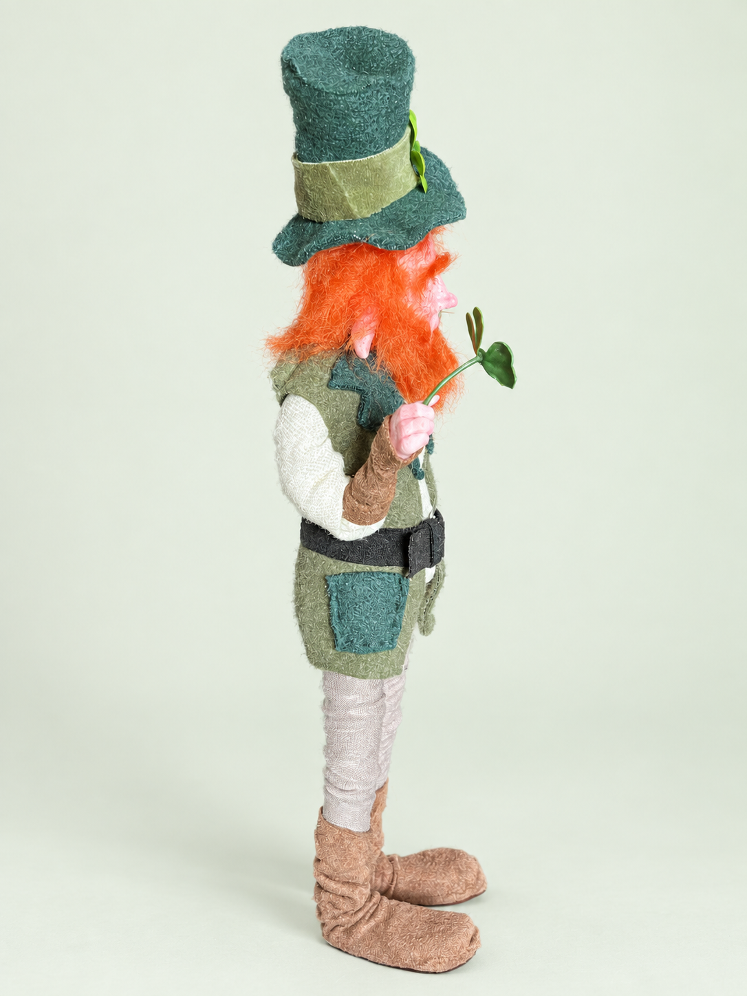 Lenny Leprechaun — lateral 2 — fondo salvia suave claro