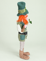 Lenny Leprechaun — lateral 2 — fondo salvia suave claro