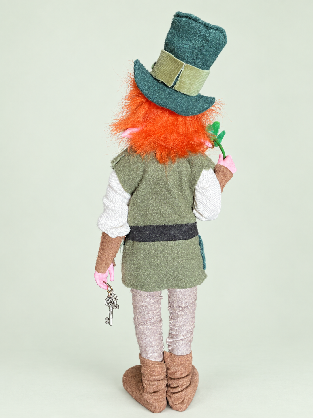 Lenny Leprechaun — espalda — fondo salvia suave claro