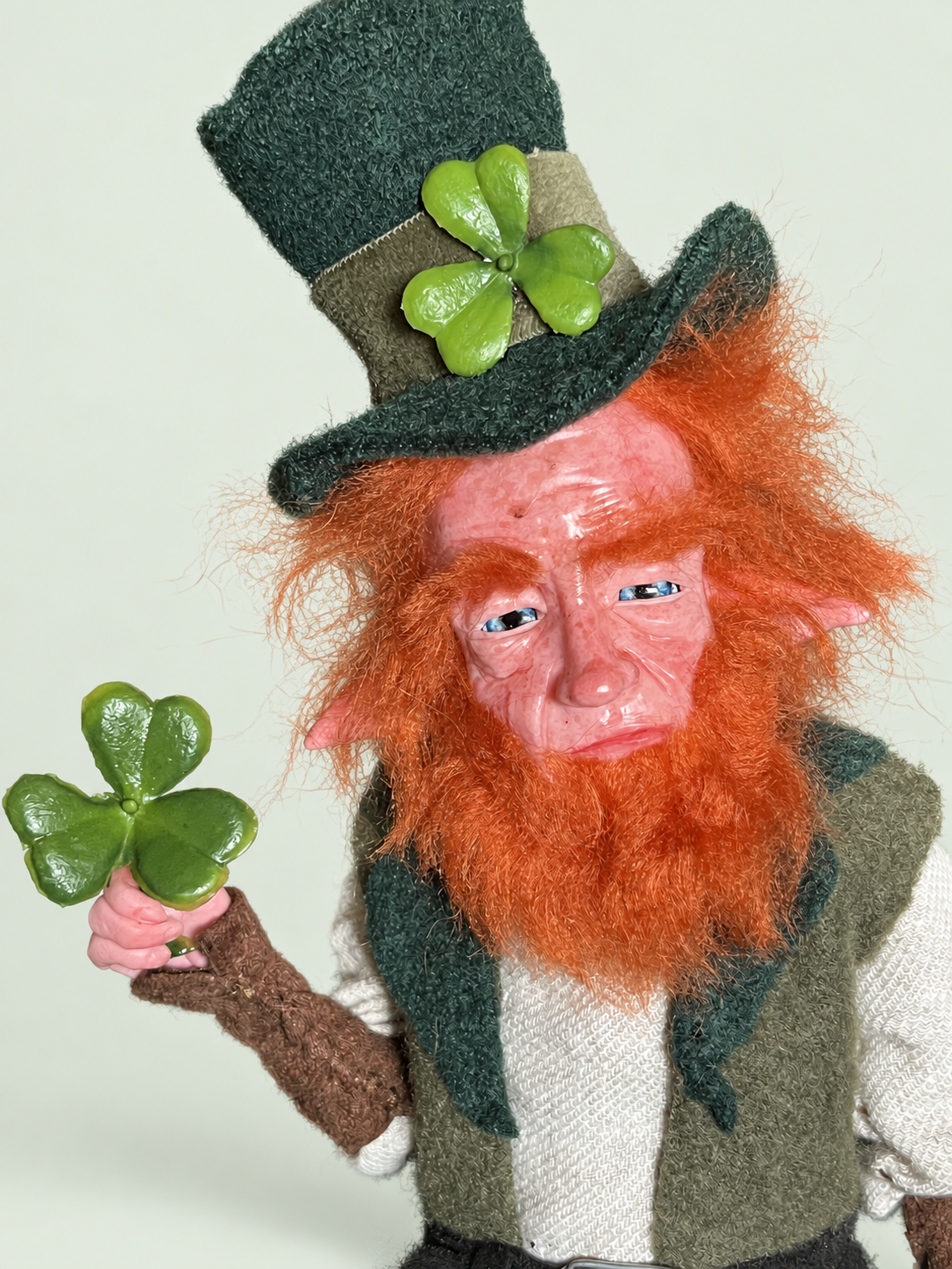 Lenny Leprechaun — detalle del torso — fondo salvia suave claro