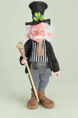 Oswin — Leprechaun de frente, fondo salvia suave