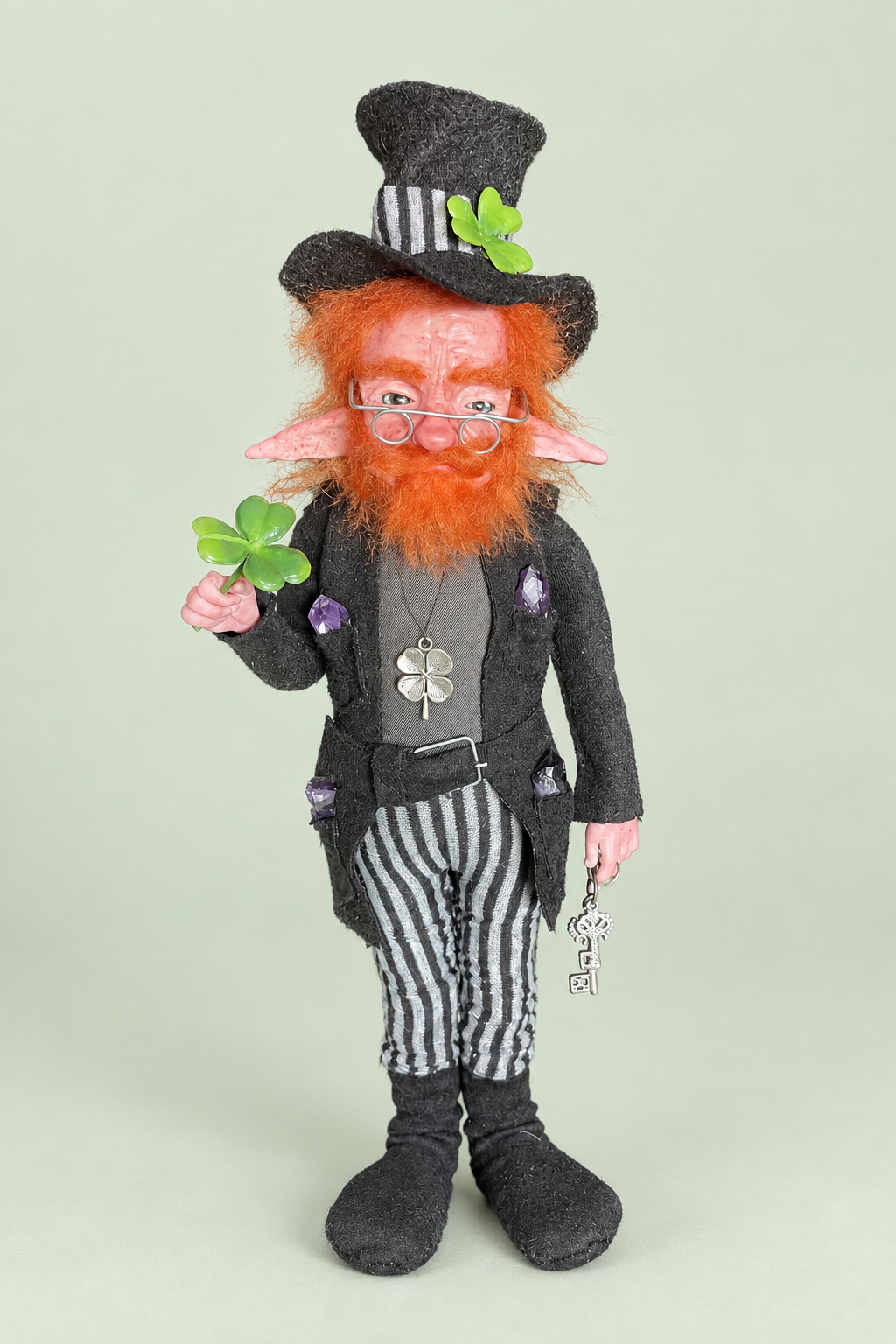Ronan — Leprechaun de frente, fondo salvia suave