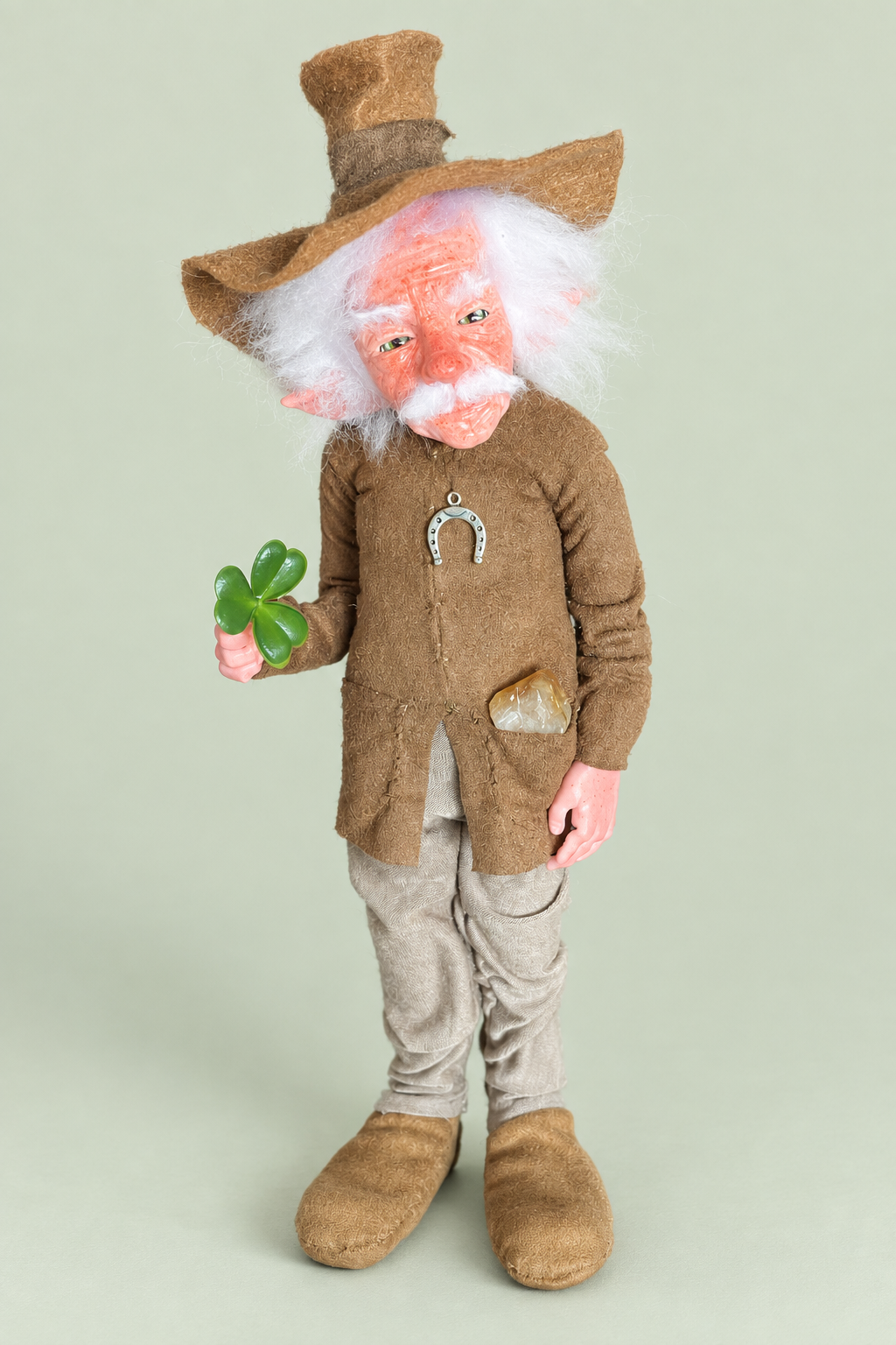 Niall — Leprechaun de frente, fondo salvia suave