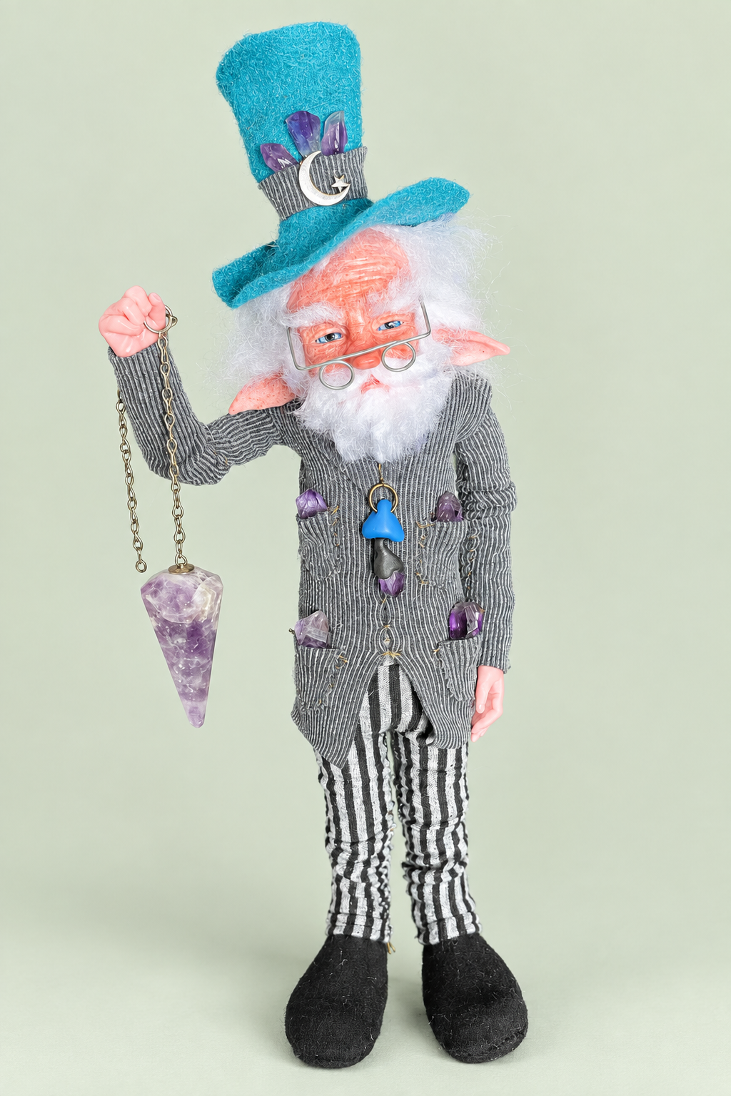 Fergus — Leprechaun de frente, fondo salvia suave