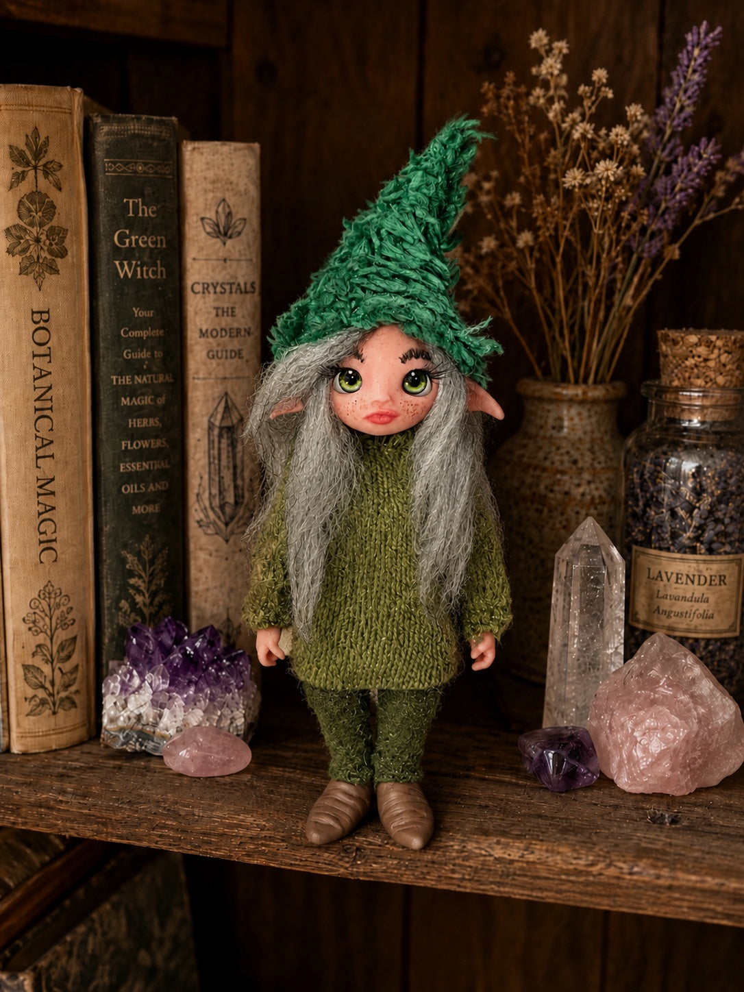 Maelira Pixie artesanal entre libros de botánica, lavanda y cristales