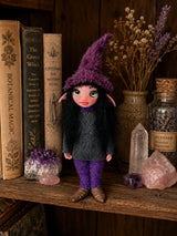 Nythara Pixie artesanal entre libros de botánica, lavanda y cristales