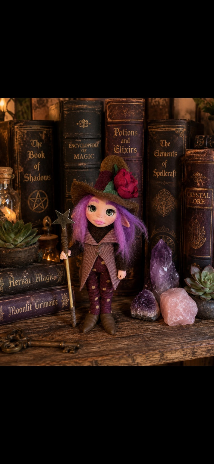 Sorelia Pixie artesanal con sombrero de rosa y báculo de estrella entre libros de magia y cristales