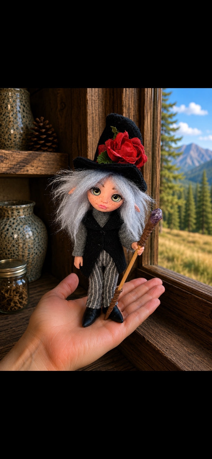 Thalvera, Pixie del Sendero de Rosas, Pixie artesanal mostrada en la mano como referencia de tamaño