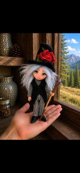 Thalvera, Pixie del Sendero de Rosas, Pixie artesanal mostrada en la mano como referencia de tamaño